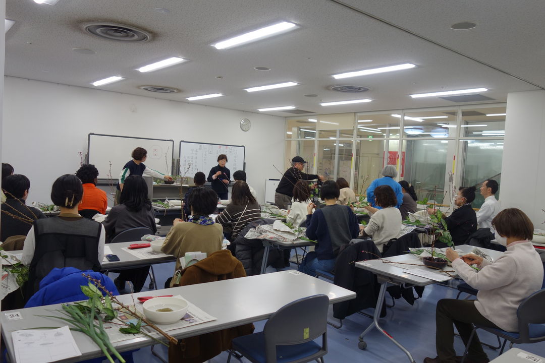 文化交流委員会 華道体験 ( Flower Arrangement Workshop )